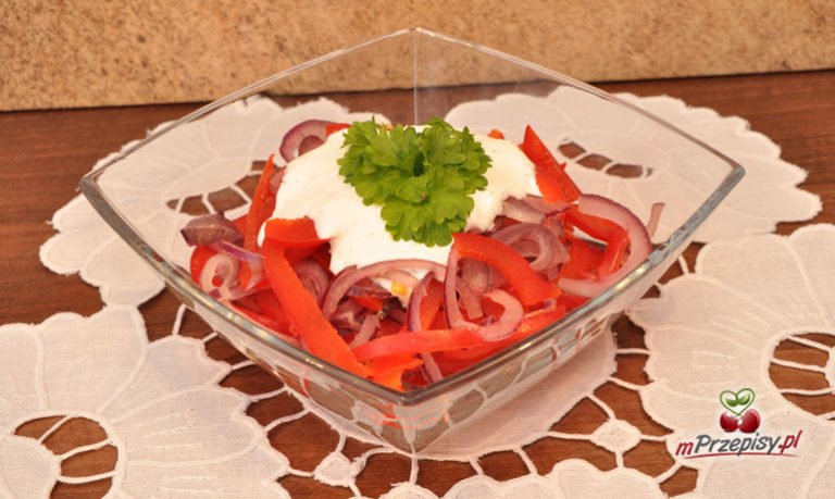salata z cebuli i papryki na pułmisku