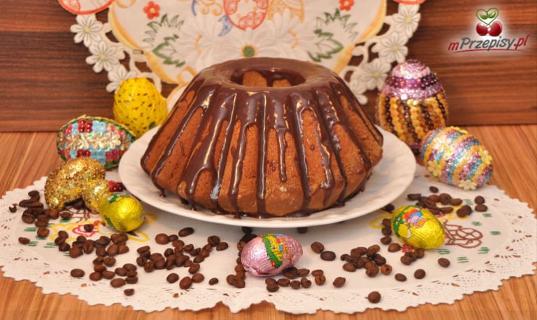 Babka kawowa z dekoracjami wielkanocnymi